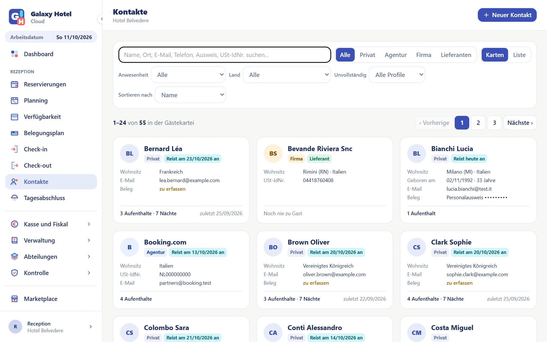 Kartei der Kontakte mit den Karten der Gäste, ihren Aufenthalten und der nächsten Anreise